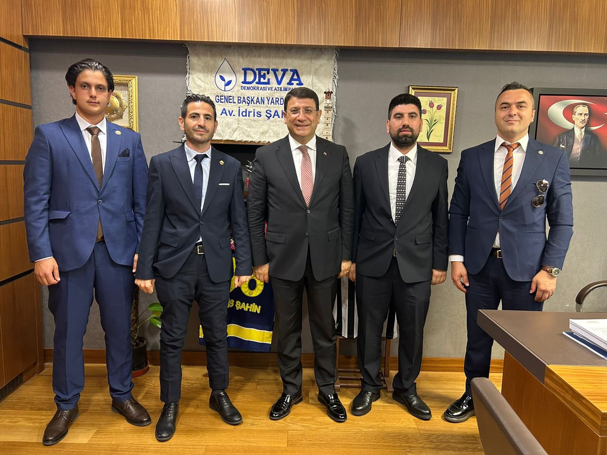Yardımcı Hizmetler Sınıfı ve Eğitim Çalışanları Sendikası, bugün Meclis’te ziyaretimize geldi.
“Adsız yaşam mümkün değil” diyerek kendi adlarının tanımlanmasını isteyen çalışanlarımızın taleplerini dinledik.
Yardımcı hizmetler sınıfı, adaletli bir kamu düzeninde görmezden