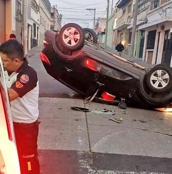 vichoguate's tweet photo. Vehículo volcó en 1ra. Calle y 10ma. Avenida A, zona 2.
Bomberos Voluntarios asistieron a 2 personas. https://t.co/zlqDFN0378