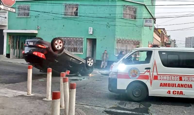 vichoguate's tweet photo. Vehículo volcó en 1ra. Calle y 10ma. Avenida A, zona 2.
Bomberos Voluntarios asistieron a 2 personas. https://t.co/zlqDFN0378