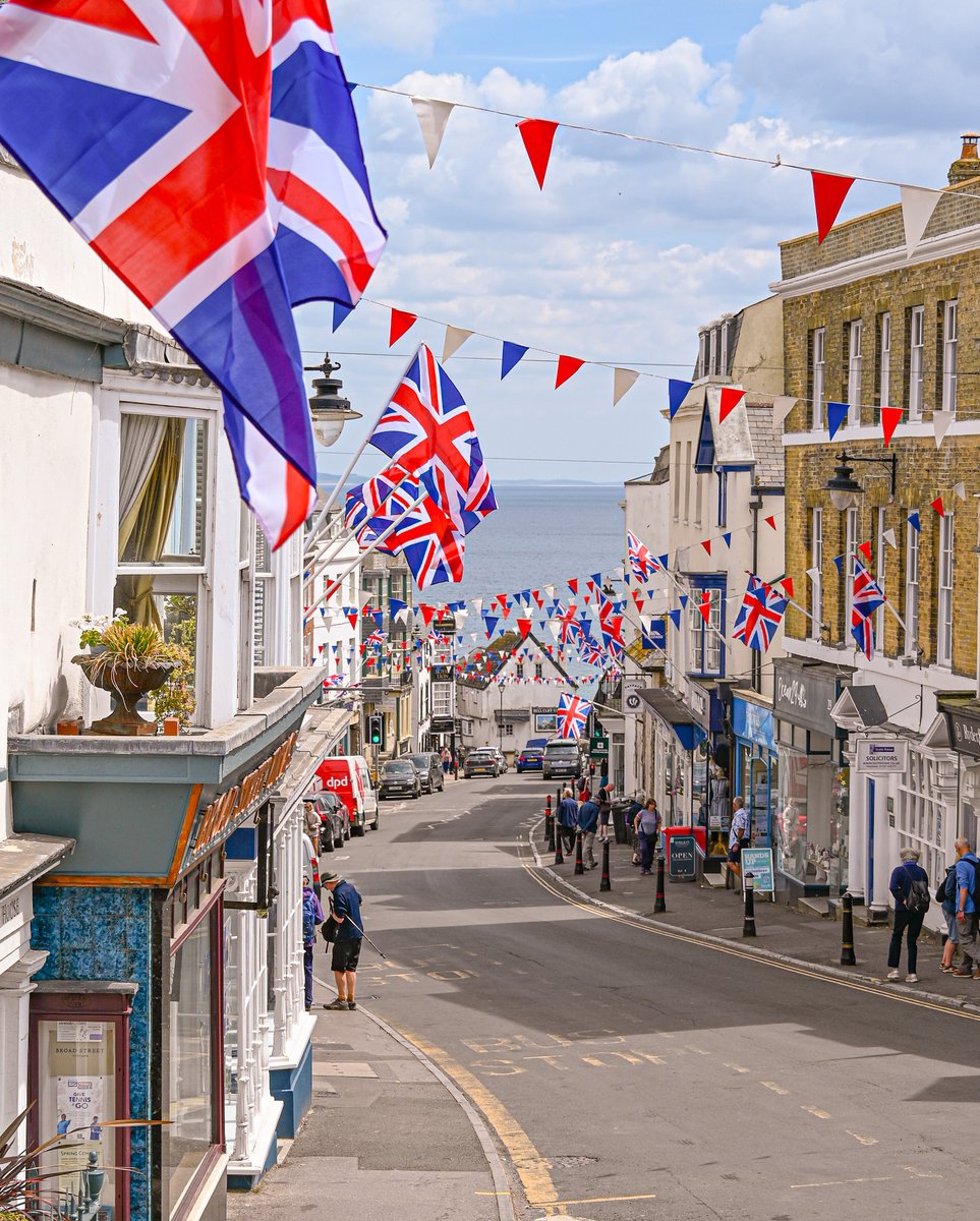 Broad Street decorated for VE Day 80 commemorations 🇬🇧

#lymeregis #veday80 #veday80thanniversary #UnionJack #dorset