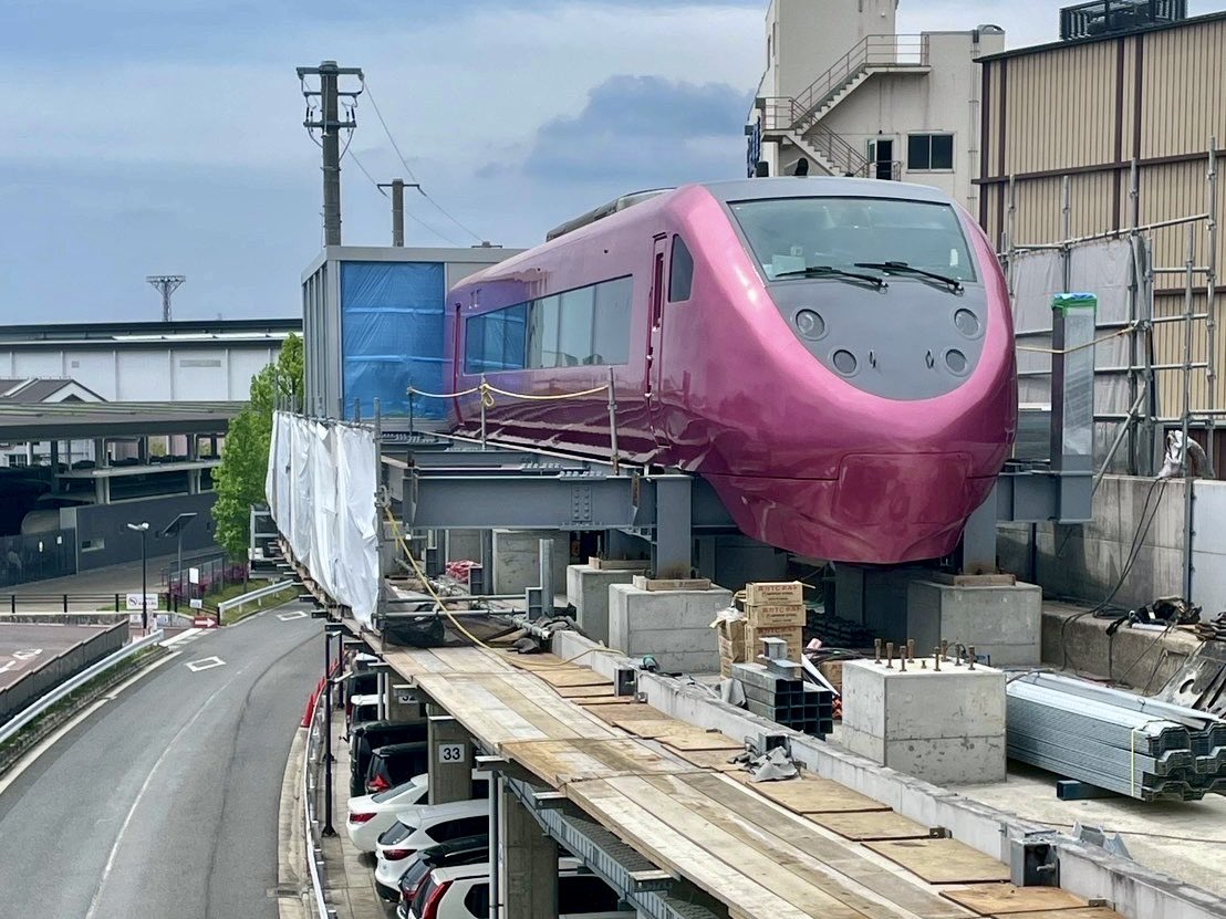 📢増田セバスチャンがブランドプロデューサーを務める京都のレストラン「FUTURE TRAIN」の先頭車両が現地に到着しました！

梅小路京都西駅近くの廃線高架上
に今夏オープンです。

搬入の様子はInstagramを✅ instagram.com/reel/DJVvnKqvm…

webサイトはこちら💁
futuretrain.jp