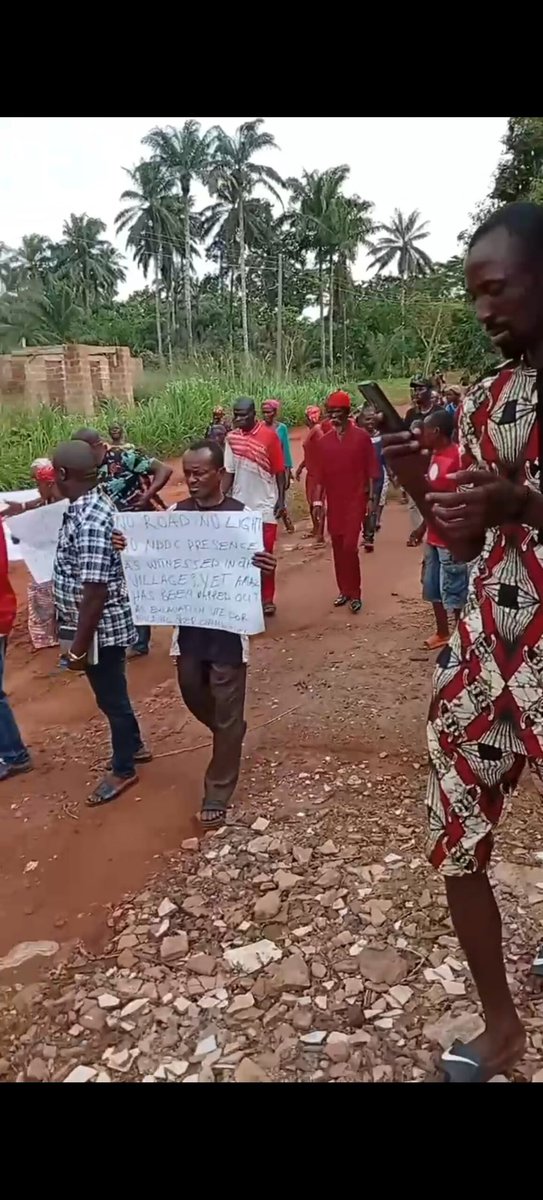 obuakus's tweet image. Residents of Amazi, Umunakanu Ama, Imo State protest sand excavation activities, fearing environmental degradation and erosion. They call for urgent action from Governor Uzodimma.
#ImoState #EnvironmentalProtection #CommunityProtest