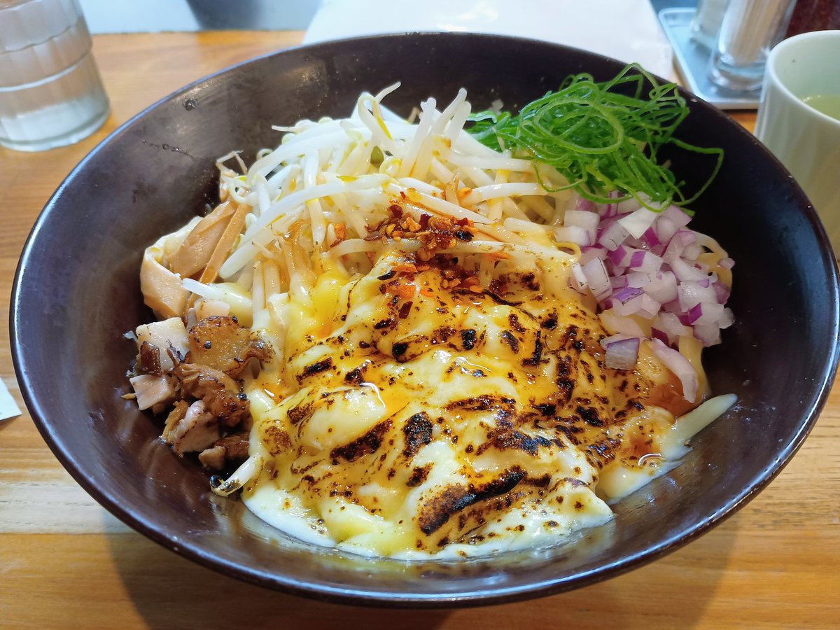 郡山　凜々亭さんの味噌チーズまぜそば

味噌とチーズのマッチ感たまに出てくる玉ねぎのシャキシャキ
おいしくて一気にたべちゃいました