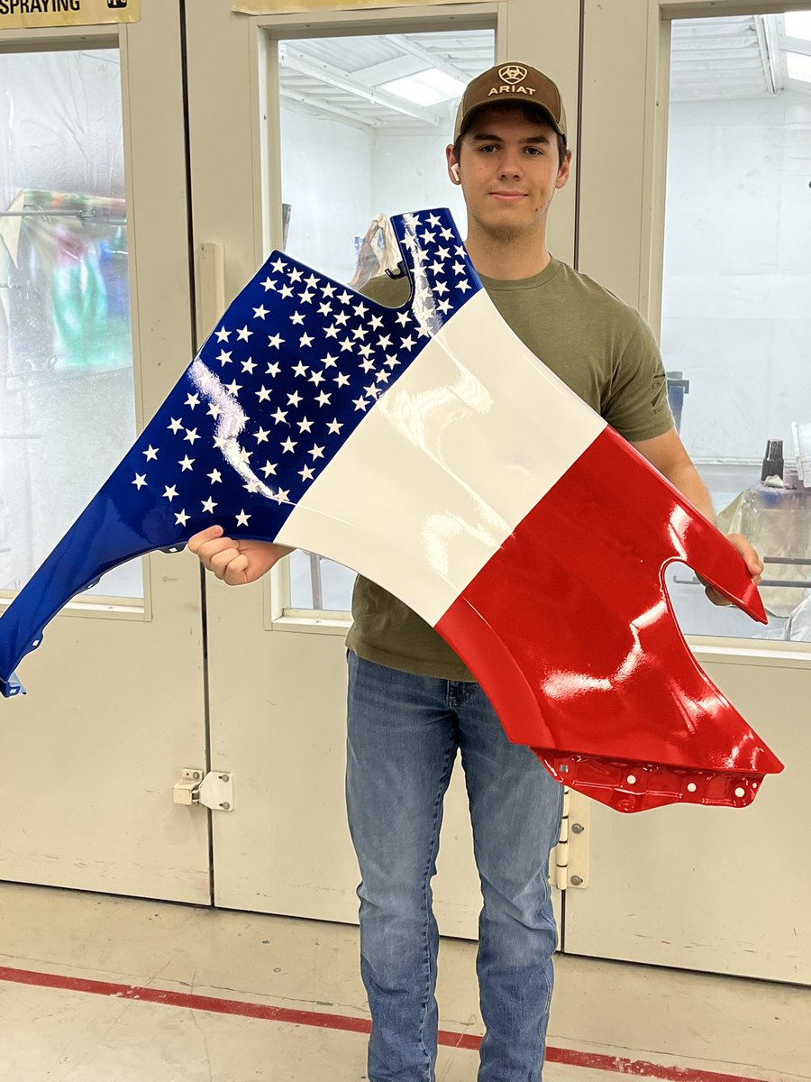 KphsAuto's tweet image. KPHS refinishing students doing final touch ups on their final custom paint jobs. 
MERICA🫡🇺🇸
@HumbleISD_KPHS 
@HumbleISD_CTE 
@HumbleISD 
@I_CAR_Education