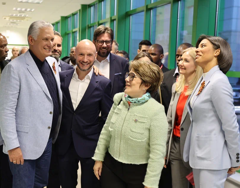 ¡Ahí les va! (@ahilesvainfo) on Twitter photo Ayer recibimos una visita muy especial en la sede de <a href="/ActualidadRT/">RT en Español</a> en Moscú 😃
Fue un placer y un honor compartir con el presidente <a href="/DiazCanelB/">Miguel Díaz-Canel Bermúdez</a> y todo su equipo, como prueba de la amistad inquebrantable que existe entre Rusia y Cuba
❤️🇷🇺❤️🇨🇺 ❤️ Ayer recibimos una visita muy especial en la sede de <a href="/ActualidadRT/">RT en Español</a> en Moscú 😃
Fue un placer y un honor compartir con el presidente <a href="/DiazCanelB/">Miguel Díaz-Canel Bermúdez</a> y todo su equipo, como prueba de la amistad inquebrantable que existe entre Rusia y Cuba
❤️🇷🇺❤️🇨🇺 ❤️