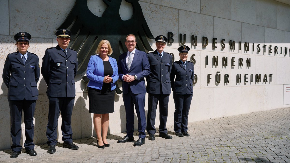 kolbalexander's tweet image. Eines der wohl wichtigsten Fotos des Tages! #Dobrindt #Faeser #Amtsübergabe #BMI