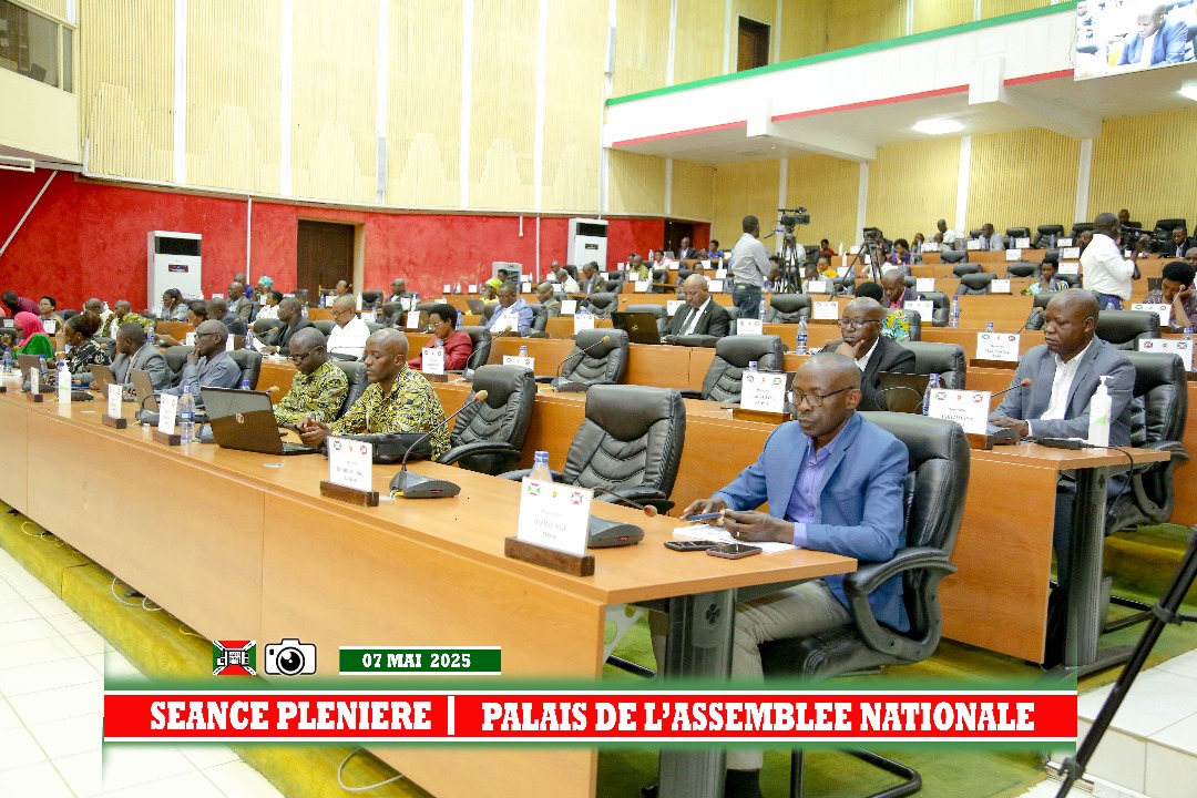 L'Assemblée nationale s'est réunie en séance plénière du mercredi 7 mai 2025 pour analyser et adopter les amendements du Sénat sur le projet de loi portant règlement et compte-rendu budgétaire pour l'exercice 2023/2024. 
La plénière s'est ralliée à la commission permanente des