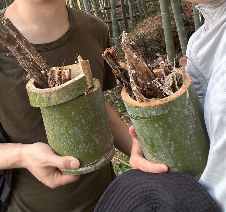 糸状菌の力を使った無農薬無肥料の菌ちゃん農法畑を作るべく開墾に参加してきました。
楽しく話しながら、竹をチェーンソーで切ったり、ツルを抜いたりのあっという間の2時間半。
たけのこと菌ちゃんも持ち帰りました。
自然って楽しい😆