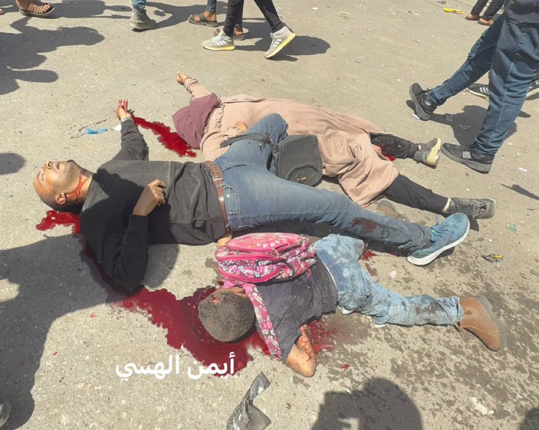 Nouvelle image des massacres du jour à Gaza.
Ici un père, une mère et leur fils.
L’enfant a encore son sac sur le dos, il a été frappé alors qu’il se déplaçait dans la rue.

Et si c’était votre enfant ?

L’Occident continue à laisser faire, complice du génocide.