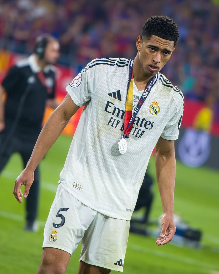 النجم الإنجليزي جود بيلينجهام، لاعب فريق ريال مدريد، جدلاً واسعا على مواقع التواصل الاجتماعي بعدما تفاعل مع احتفال اللاعب أليساندرو باستوني مدافع إنتر ميلان عقب الفوز ضد برشلونة.