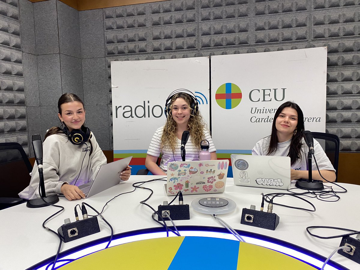 RadioCEU (@radioceu) on Twitter photo Ya está ON AIR 🚨 ATELIER hablándonos de la Met Gala y la Feria de Sevilla con <a href="/Andreina_Pietri/">Andreina Pietri</a> <a href="/lauraachofre/">Laura Chofré</a> y <a href="/maariapuigg/">merii</a> Ya está ON AIR 🚨 ATELIER hablándonos de la Met Gala y la Feria de Sevilla con <a href="/Andreina_Pietri/">Andreina Pietri</a> <a href="/lauraachofre/">Laura Chofré</a> y <a href="/maariapuigg/">merii</a>