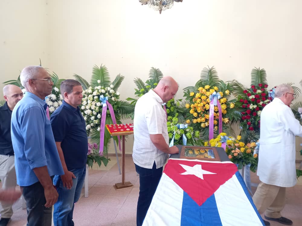 Colina_CTCuba's tweet photo. 🖤🇨🇺Hoy le damos el último adiós a uno de esos hombres insustituibles, a uno de los grandes de la Medicina de #JuntosPorVillaClara y de #Cuba toda: el eminente Doctor Armando Caballero López. El abrazo a sus familiares, amigos y colegas. https://t.co/w9t2MibTlC
