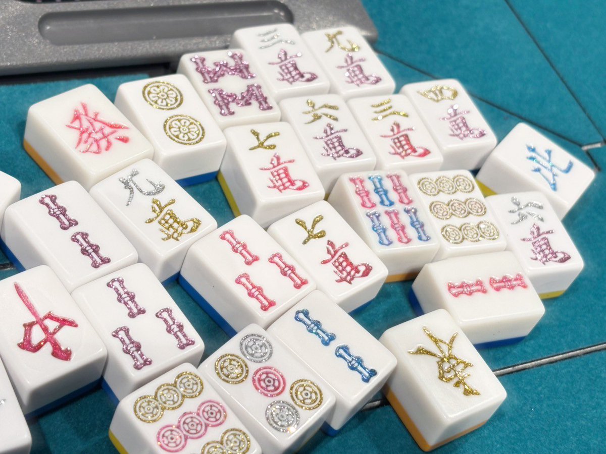 ❤️【ラメ麻雀牌の里親募集中！】❤️
新橋店も引き続きプレゼントキャンペーンやります！

【超キラキララメラメ牌プレゼント】

ベルバードで少し傷ついてしまった麻雀牌をスタッフのななかさんが、
可愛らしくリメイクしました🍉