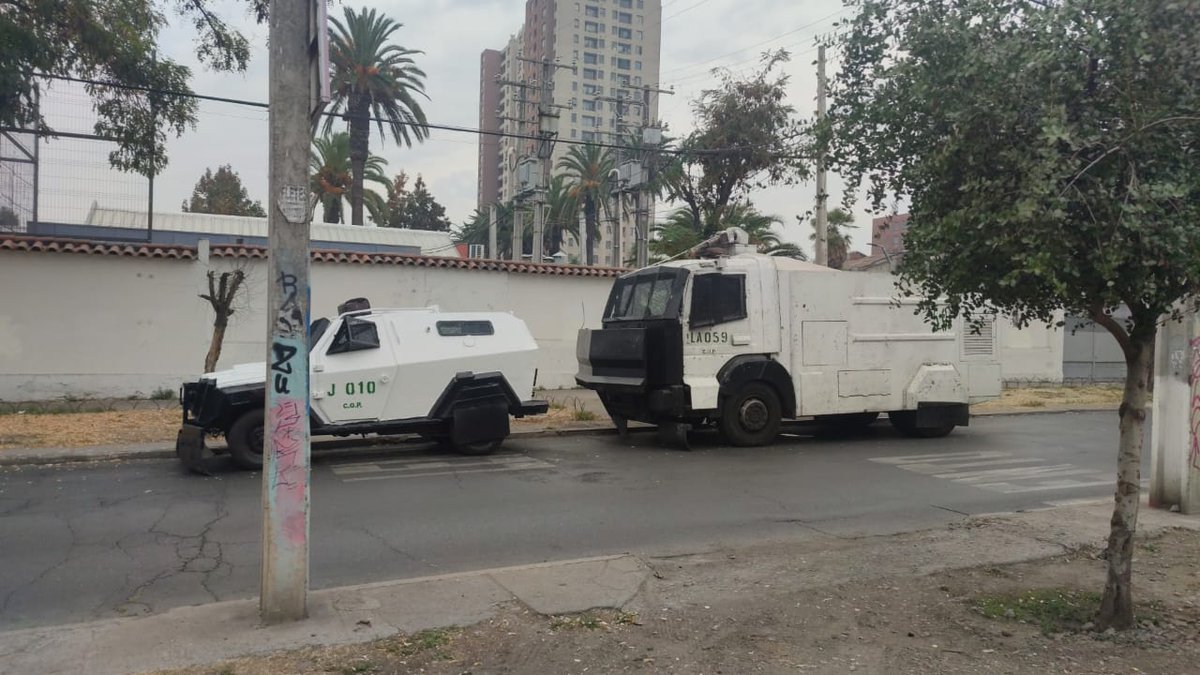 Hasta cuando estan los estudiantes del INBA asechados por la policía, es  provocacion no por seguridad, estamos en dictadura? No hay manifestaciones pero  ahí están , asaltan a los estudiantes y ellos solo miran !! Recursos que deben ocupar para combatir delincuentes no estudiant