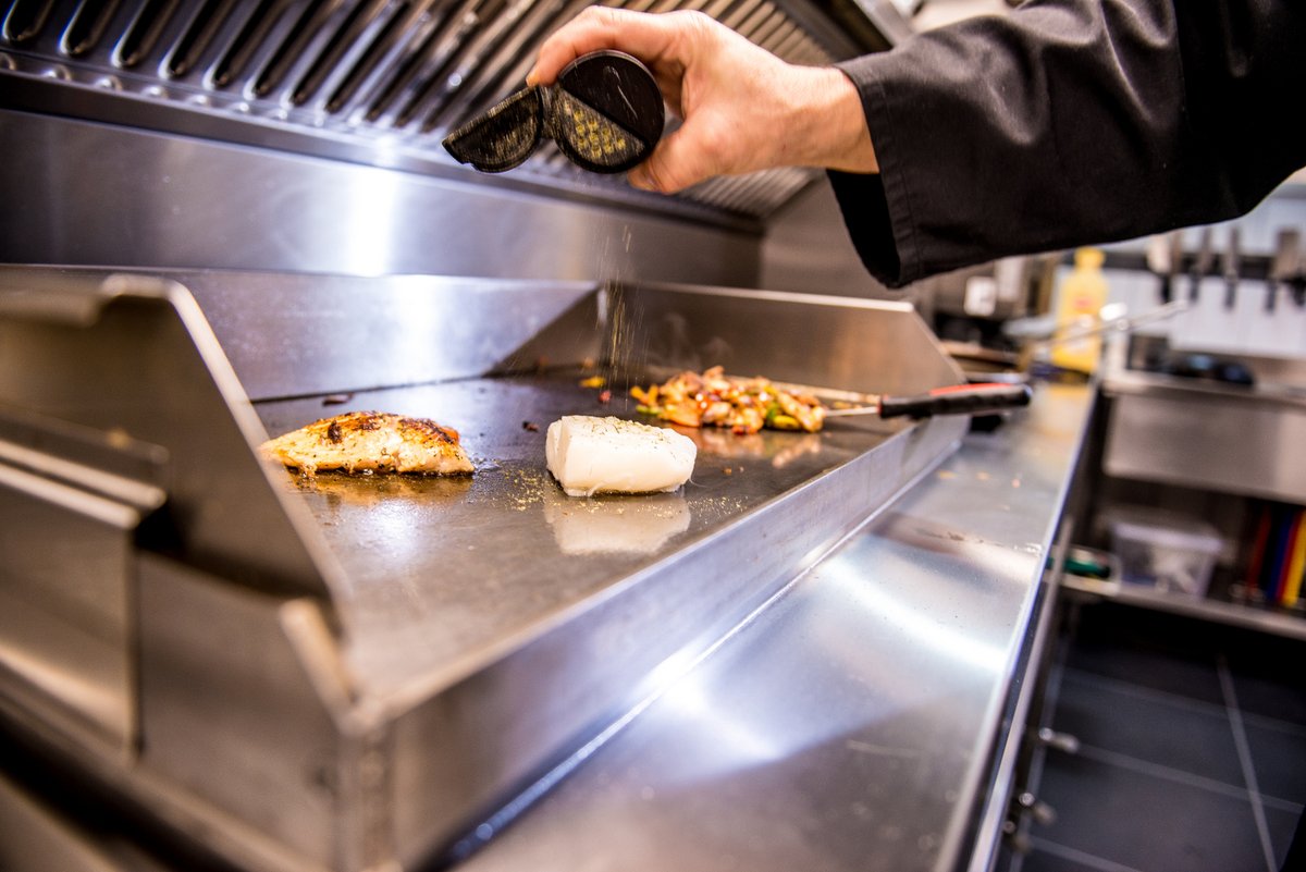 KFELtd's tweet image. With the weather warming up ☀️ &amp;amp; customers looking for lighter options, why not add grilled fish to the menu? 🐟

We have various grill options that can be incorporated into your frying range set-up including the popular Adieu &amp;amp; Synergy grills 🔥

#grilledfish #fish #grills