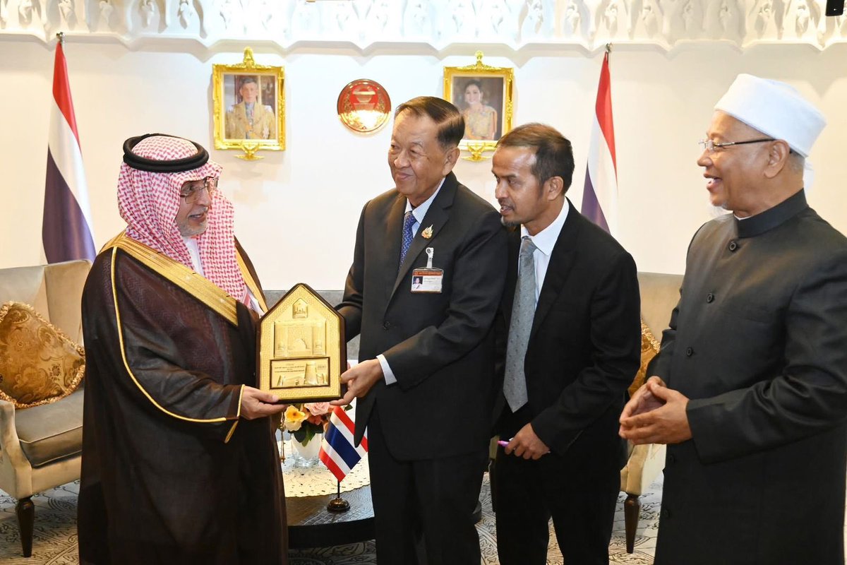 خلال زيارته إلى مملكة تايلاند..
معالي رئيس #جامعة_الإمام أ. د. أحمد بن سالم العامري يلتقي رئيس البرلمان التايلاندي، رئيس مجلس أمناء جامعة فطاني الإسلامية معالي السيد وان محمد نور ماثا.
imamu.edu.sa/news/Pages/new…