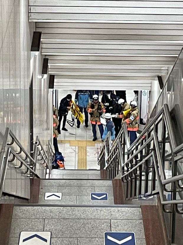 livedoornews's tweet photo. 【速報】東京メトロ南北線・東大前駅で刃物切りつけた疑いで43歳男逮捕、取り調べに対し黙秘https://t.co/md67MXBf8b

男はホームで電車に乗り込もうとしていた20代の男性の頭などを切りつけ、殺害しようとした疑い。切りつけたあと電車に乗ろうとしたが、車内にいた男性3人が取り押さえた。 https://t.co/Z0WTeIy2NR