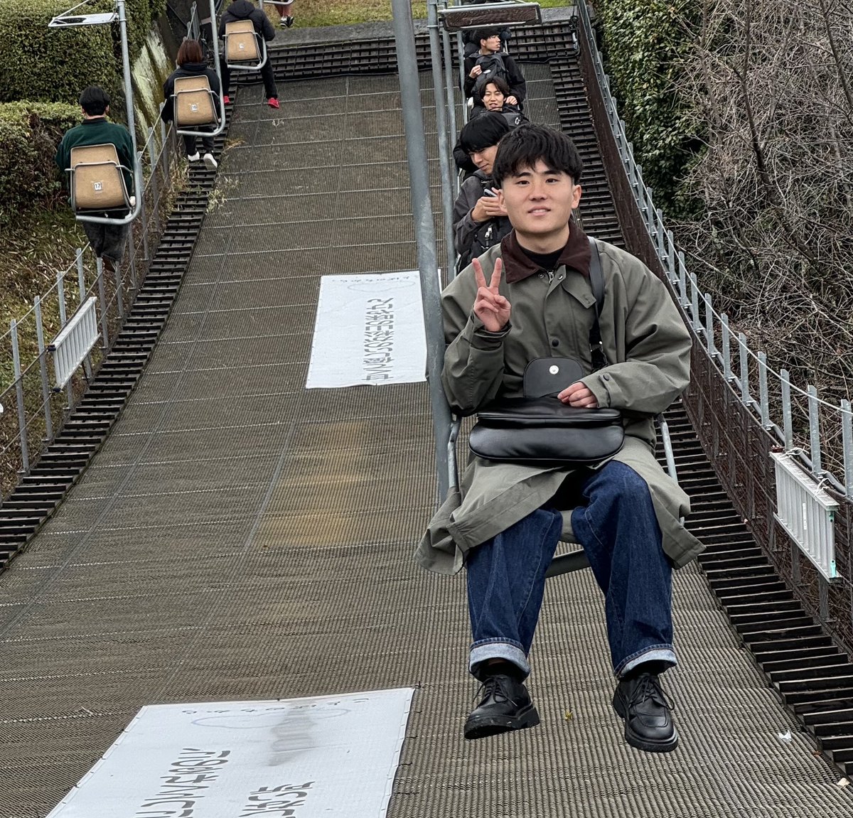 uttf_sprint's tweet photo. 林(1枚目)「補欠ですが、いつでも交代できるよう万全の準備をして臨みます」

福田(2枚目)「400mHちゃうんかいということで、個人での関カレ出場は叶わなかったのですが、補欠に入ったので走ることになったら航空宇宙工学科として火力十分で行きたいと思います」

応援よろしくお願いします！ https://t.co/A0wENDuuQY