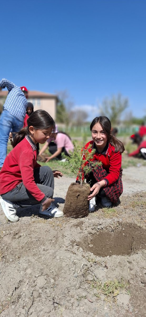 Okulumuzda; yüz boyama etkinliği ve yarışmalar ile öğrencilerimizi mutlu eden Acıgöl Gençlik Merkezi çalışanları ve gönüllülerine, geleceğe nefes için 200 tane ladin fidanı eken öğrencilerimize, öğretmenlerimize,çalışanlarımıza ve misafirlerimize teşekkür ederiz.