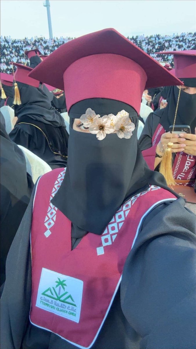lamajarad's tweet photo. كان الوصول بقدر المشقة مُهيباً وعظيماً، 
 أُعلن اليوم تخرّجي 🎓✨🪄
طاوياً بذلك صفحة من الاجتهاد والمثابرة، ومفتتحاً فصلاً جديدًا من الطموح والمسؤولية. 
فالحمدللة على التمام والبلوغ 🤍 .. https://t.co/lp6kpKIGu0