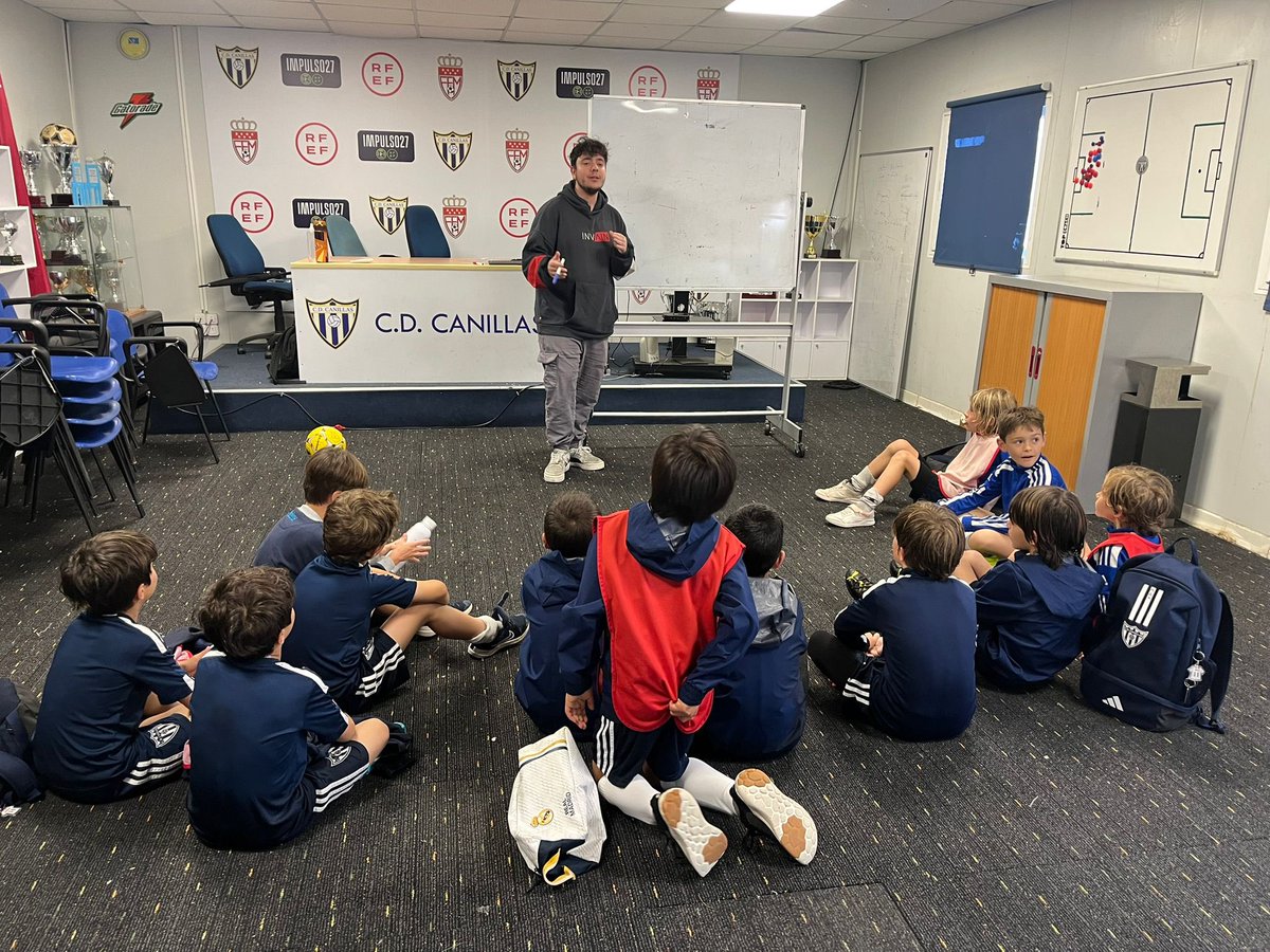 CD Canillas Futbol Base (@cantera_cani) on Twitter photo ⚽️Este lunes, nuestros pequeños cracks del Prebenjamín A recibieron una charla especial con Jaime, el nutricionista que viene del instituto <a href="/cesurformacion/">CESUR. Tu Centro Oficial de Formación Profesional</a>
💪🏼Alimentarse bien también es parte del juego: crecer sanos, rendir mejor y disfrutar más ⚽️Este lunes, nuestros pequeños cracks del Prebenjamín A recibieron una charla especial con Jaime, el nutricionista que viene del instituto <a href="/cesurformacion/">CESUR. Tu Centro Oficial de Formación Profesional</a>
💪🏼Alimentarse bien también es parte del juego: crecer sanos, rendir mejor y disfrutar más