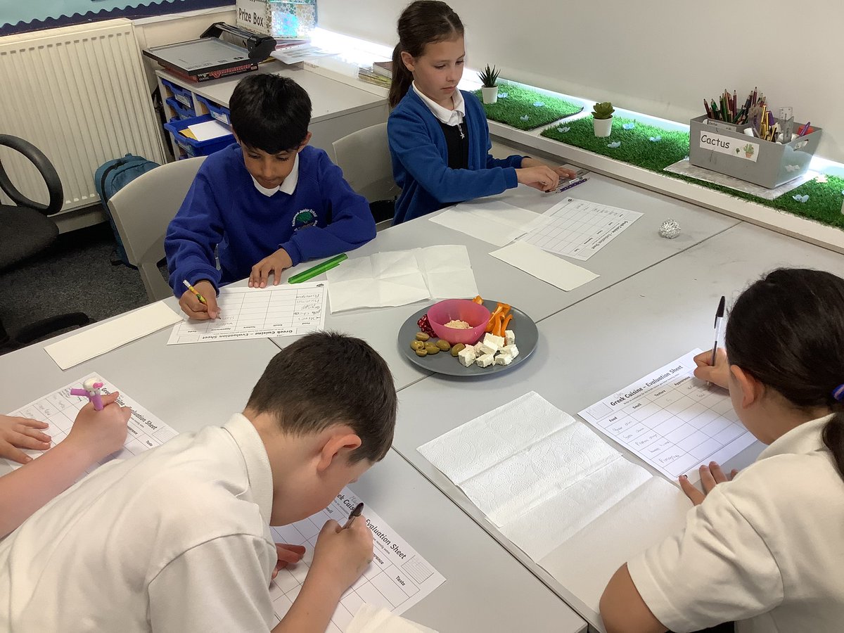 ReinwoodJuniors's tweet photo. #RJS4H have tried some Greek food as part of our Mediterranean topic for geography. The children tried peppers, pomegranate, hummus, feta cheese and olives. They discussed texture, smell, appearance and taste 😄🫑🫒 #RJSGeography #RJSDT https://t.co/BD9j9nhqJw