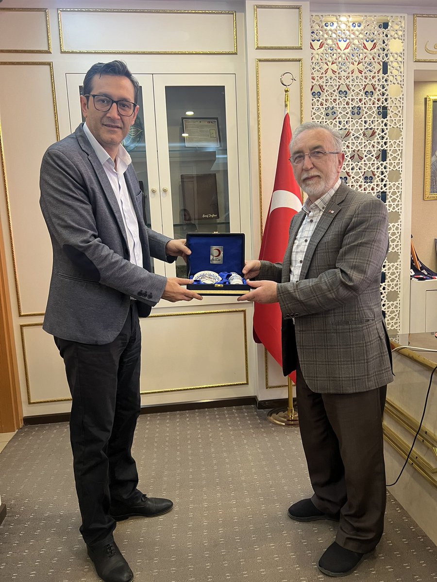 Tavşanlı Belediye Başkanı Ali Kemal DERİN’i Kütahya Kan Merkezi görevlileri ile beraber ziyaret ederek kan bağışı çalışmaları hakkında bilgilendirme yaptık. İlgi ve desteklerinden dolayı teşekkür ederiz.