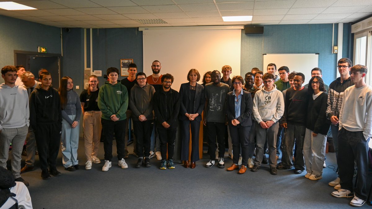 aclimoges's tweet photo. Prix des élèves engagés au lycée @exupery87 de #Limoges : la rectrice Valérie Baglin-Le Goff et les équipes félicitent les lauréats pour leur engagement au sein du lycée.
▶️ Bravo aux élèves et apprentis et aux équipes du lycée pour cette belle initiative et ce moment convivial. https://t.co/Yu0x3nzeE7