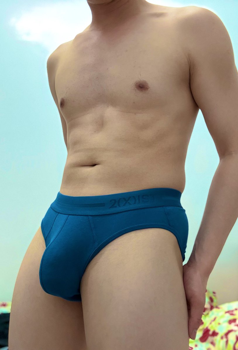 美國2（X)IST 舒眠 三角 實穿分享

換成M之後終於到貨了
非常舒服欸 
有適當的包覆感 又不會卡檔
囊袋空間也非常大
重點他色系選擇也多
我個人當初是被他model穿的這件藍色吸引到
性感到不行
推薦給你