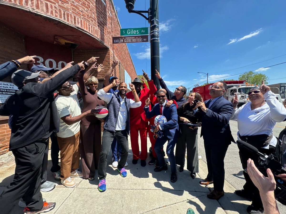 wildcats_hs1904's tweet image. We recognized 99 years of excellence renaming Giles Avenue as Globetrotter’s Way, right at Phillips HS where it all started in 1926.  @CpsLeaders @ChiPubSchools @CPSCareerReady @CPSCEdoBogdana @cps__face @CpsOptions @CPSNetwork17 @tamika_ball1 @PedroCPSCEO