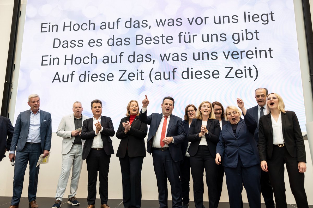 Bundesministerium für Arbeit und Soziales (@bmas_bund) on Twitter photo Heute hat <a href="/hubertus_heil/">Hubertus Heil</a> die Amtsgeschäfte des #BMAS an seine Nachfolgerin <a href="/baerbelbas/">Bärbel Bas</a> übergeben. Wir danken ihm für die gute und erfolgreiche #Zusammenarbeit und wünschen Bärbel Bas einen erfolgreichen Start in ihre neue Rolle als Bundesministerin für #Arbeit und #Soziales. Heute hat <a href="/hubertus_heil/">Hubertus Heil</a> die Amtsgeschäfte des #BMAS an seine Nachfolgerin <a href="/baerbelbas/">Bärbel Bas</a> übergeben. Wir danken ihm für die gute und erfolgreiche #Zusammenarbeit und wünschen Bärbel Bas einen erfolgreichen Start in ihre neue Rolle als Bundesministerin für #Arbeit und #Soziales.