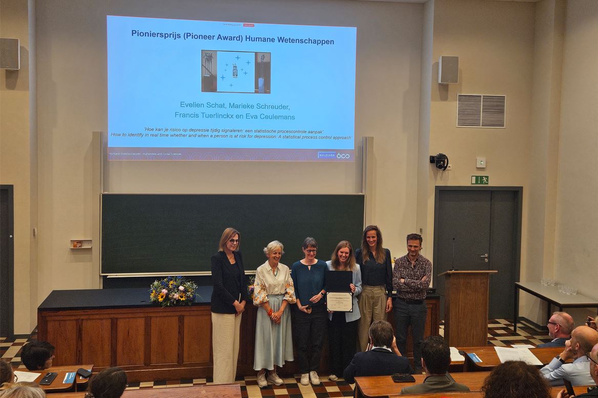 Humanities & Social Sciences Group KU Leuven (@hss_kuleuven) on Twitter photo 🏆 Congratulations to <a href="/EvelienSchat/">EvelienSchat</a>, Marieke Schreuder, Francis Tuerlinckx & <a href="/CeulemansEva/">Eva Ceulemans</a> for winning the SSH Pioneer Award 2025 with 'How to identify in real time whether and when a person is at risk for depression: A statistical process control approach'! #PioniersprijsHW 🏆 Congratulations to <a href="/EvelienSchat/">EvelienSchat</a>, Marieke Schreuder, Francis Tuerlinckx & <a href="/CeulemansEva/">Eva Ceulemans</a> for winning the SSH Pioneer Award 2025 with 'How to identify in real time whether and when a person is at risk for depression: A statistical process control approach'! #PioniersprijsHW
