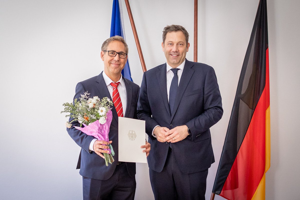 Bundesministerium der Finanzen (@bmf_bund) on Twitter photo Als Parlamentarische Staatssekretäre unterstützen Dennis Rohde und Michael Schrodi <a href="/mischrodi/">Michael Schrodi</a> den neuen Bundesfinanzminister <a href="/larsklingbeil/">Lars Klingbeil 🇪🇺</a>. Zudem begrüßen wir Elisabeth Kaiser <a href="/Kaiser_SPD/">Elisabeth Kaiser cu@👇elisabethkaiser.bsky.social</a> als neue Staatsministerin und Beauftragte der Bundesregierung für Ostdeutschland im BMF. Als Parlamentarische Staatssekretäre unterstützen Dennis Rohde und Michael Schrodi <a href="/mischrodi/">Michael Schrodi</a> den neuen Bundesfinanzminister <a href="/larsklingbeil/">Lars Klingbeil 🇪🇺</a>. Zudem begrüßen wir Elisabeth Kaiser <a href="/Kaiser_SPD/">Elisabeth Kaiser cu@👇elisabethkaiser.bsky.social</a> als neue Staatsministerin und Beauftragte der Bundesregierung für Ostdeutschland im BMF.