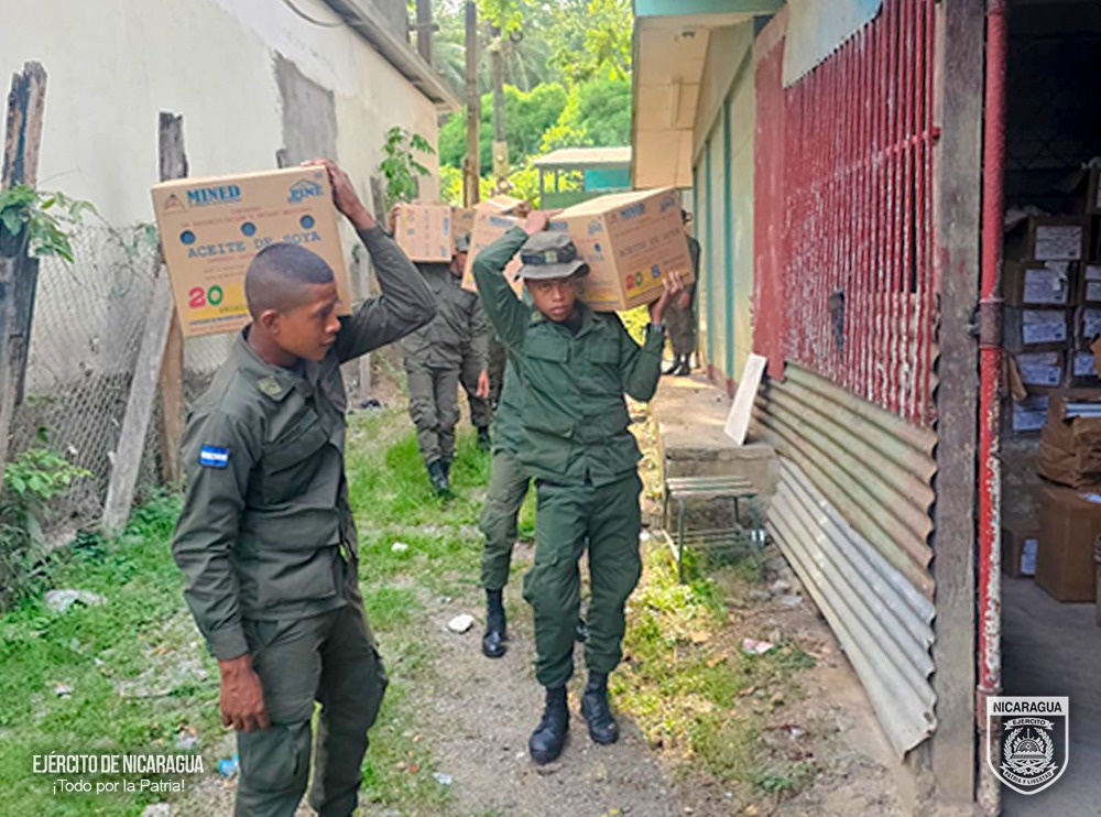 Ejército de Nicaragua (@ejercitonic) on Twitter photo #NOTAINFORMATIVA | A través del Batallón Ecológico #BOSAWAS, en coordinación con el <a href="/minednicaragua/">Ministerio de Educación Nicaragua</a>, se participó en el descargue de 570.24 quintales de alimentos y 1,802.5 litros de aceite, en la bodega del MINED de #Siuna. #TodoPorLaPatria #NOTAINFORMATIVA | A través del Batallón Ecológico #BOSAWAS, en coordinación con el <a href="/minednicaragua/">Ministerio de Educación Nicaragua</a>, se participó en el descargue de 570.24 quintales de alimentos y 1,802.5 litros de aceite, en la bodega del MINED de #Siuna. #TodoPorLaPatria