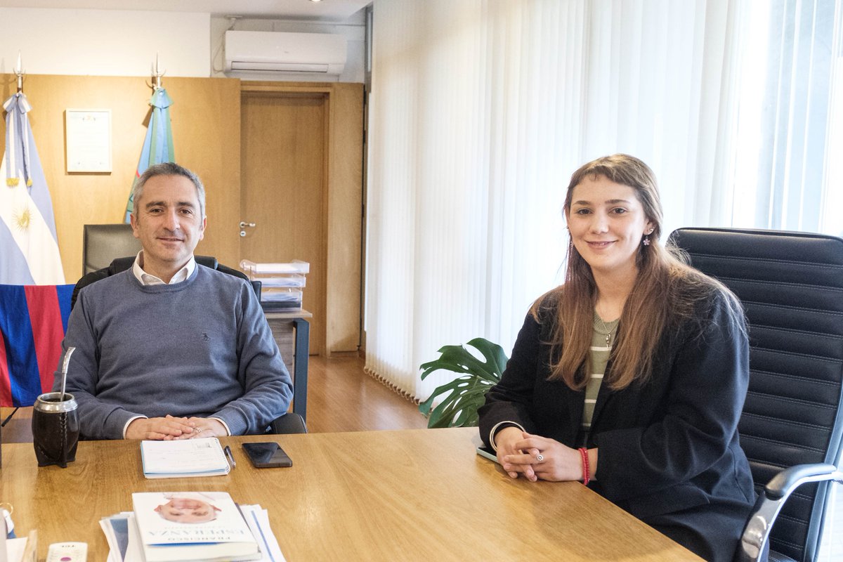 El ministro <a href="/larroqueandres/">Andrés Larroque</a> mantuvo un encuentro de trabajo con la nueva Directora Regional <a href="/Cam_Lorenzo_/">Camila Lorenzo</a> para planificar la articulación de políticas provinciales en municipios de la Sexta Sección.