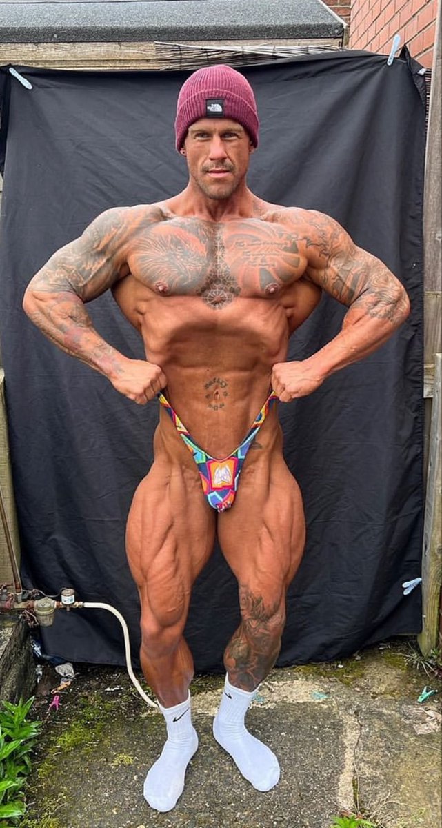 addicted_2_mscl's tweet photo. @scottbbfan @musclejunkie2 And one of the all time great strap pullers, with one of the sluttiest collection of tiny posers https://t.co/QsVLwdHRFA
