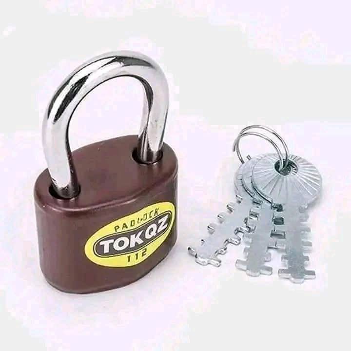 Hairlord111's tweet photo. This padlock go make you wonder whether you dey the wrong house 🤦🏻‍♂️🤣 #MetGala https://t.co/1VYy72qHwN