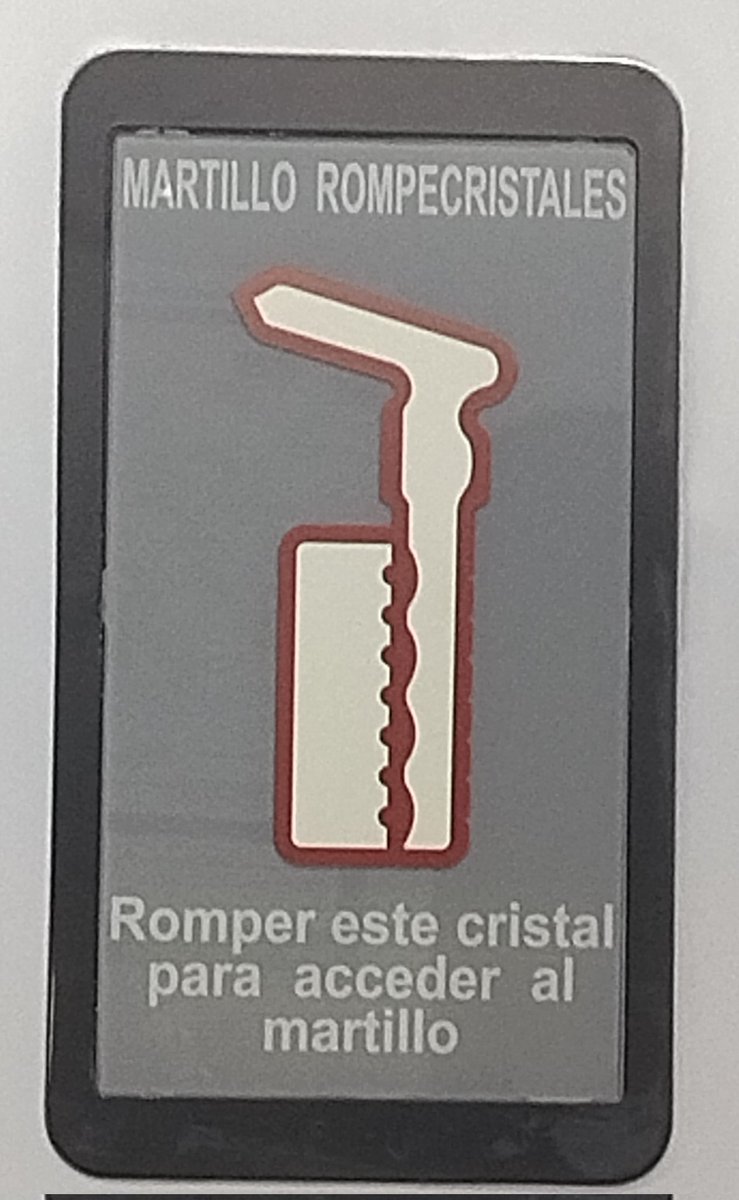 Romper el cristal para acceder al martillo rompecristales...Me encanta <a href="/Renfe/">Renfe</a>