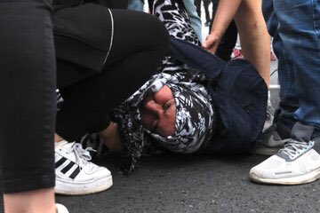 Yerlerde sürüklenen darp edilen insanları görüyor musunuz ? Tek suçları yaşama hakkını savunmak . İnsan önceliyoruz diyerek hayvanları yok sayanların insana verdiği değer budur 
 #kanlıAYM
#aymyasayıiptalet