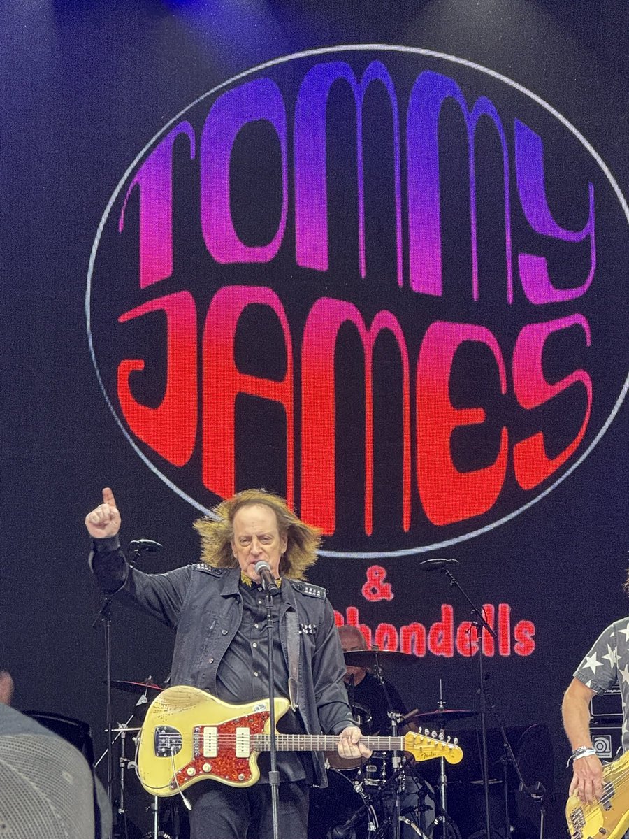 TJShondells's tweet image. TOMMY JAMES and The Shondells at #Stagecoach2025 youtu.be/2xigjaqn52Q?si…