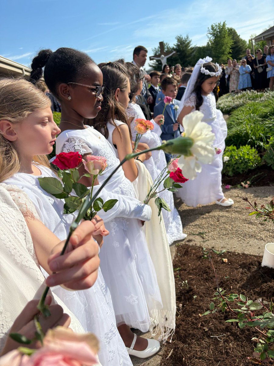 OLGCSEagles's tweet photo. What a beautiful May Crowning ceremony in our Rosary Garden today! We honor and venerate Mary as the Mother of God and Queen of Heaven. Our Lady of Grace, Pray for Us! 💐🙏🏻 https://t.co/cptddT6i44