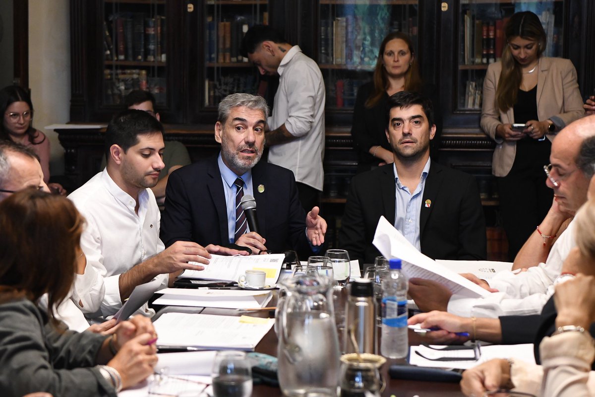 diputadoser's tweet photo. | Transparencia fiscal🤚🏻

📌 Las comisión de Hacienda, Presupuesto y Cuentas, presidida por @bruno_sarubi y Legislación General, a cargo del @a_marcelolopez dieron dictamen favorable por unanimidad al proyecto de adhesión al Régimen de Transparencia Fiscal al Consumidor✅ https://t.co/QyWcJD36E7