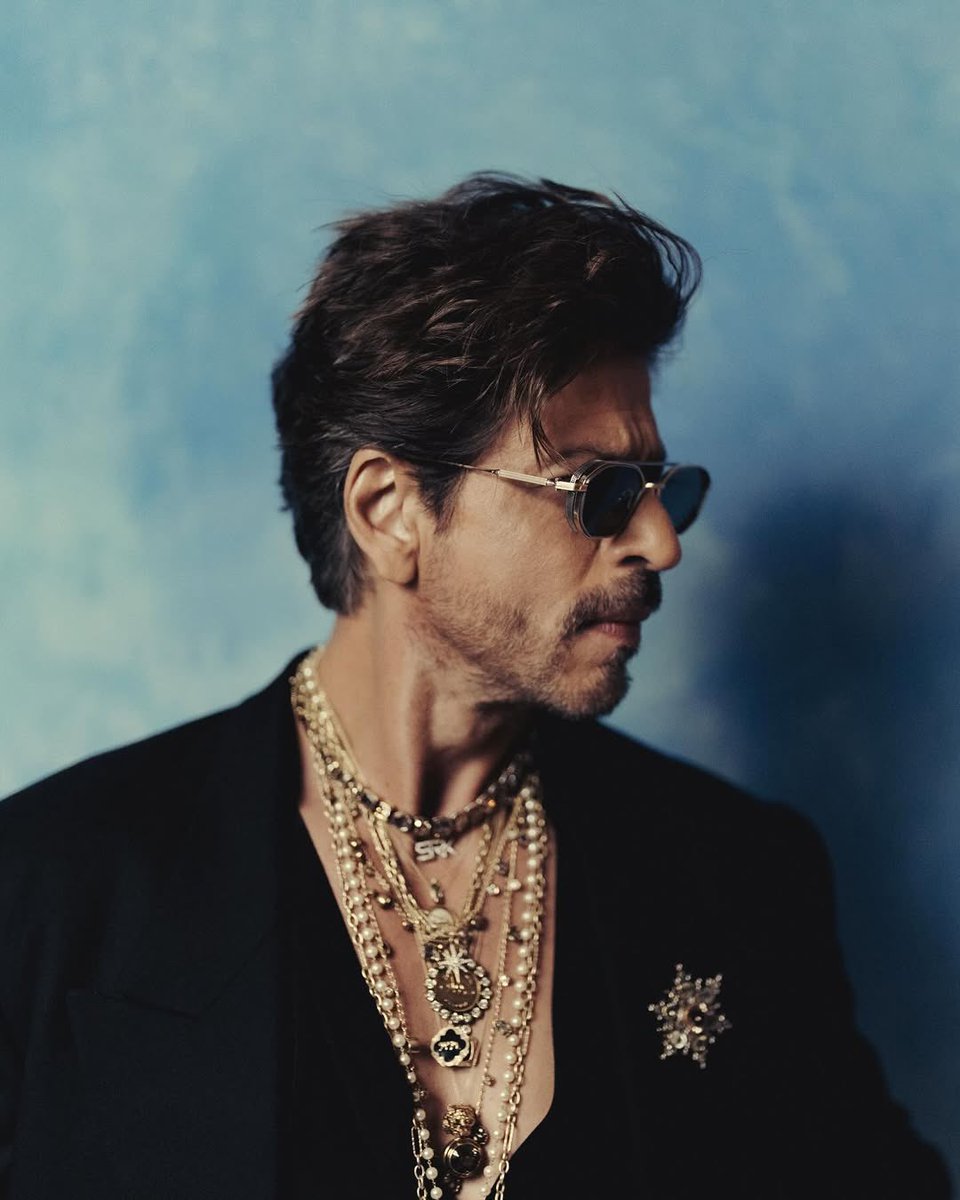 Chehra woh noor hai ke chand sharma jaaye,
Adaayein aisi ke har dil unpe mar jaaye.
Khuda ne fursat mein banaya hoga Apko,
Jo har nazar se ek dua ban jaaye.
-Raffin
<a href="/iamsrk/">Shah Rukh Khan</a> #ShahRukhKhan #SRK