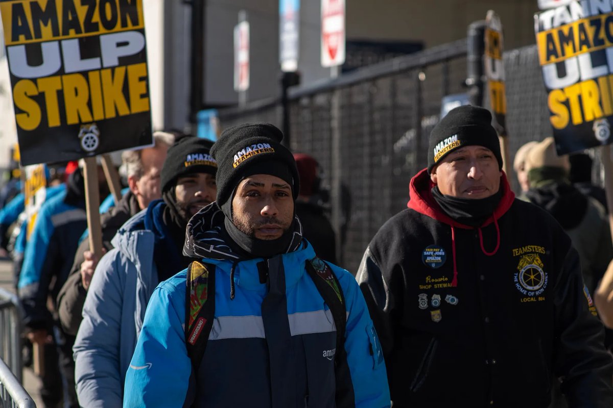 longhaul_mag's tweet image. Last December, @amazonlabor launched a historic strike against the company. Here 5 of those strike leaders in Queens reflect on how work is organized and their union is being built–talking lean production, race and workgroups, translation and two strikes
longhaulmag.com/advanced-detac…