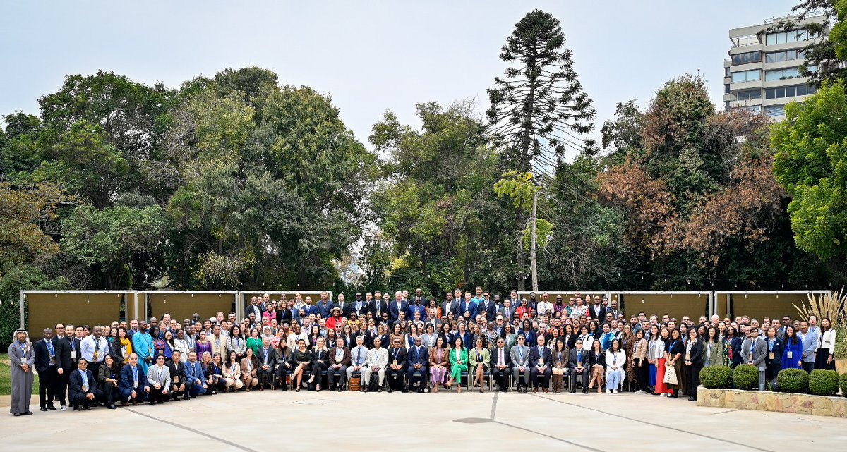 PNUDLAC's tweet image. 🌿 La mayor reunión mundial sobre financiamiento de la naturaleza se inauguró ayer en Santiago de Chile.
133 países. Soluciones innovadoras. Un objetivo: cerrar la brecha financiera de la biodiversidad.
🔗 Más información: go.undp.org/U5o
#Finance4Nature