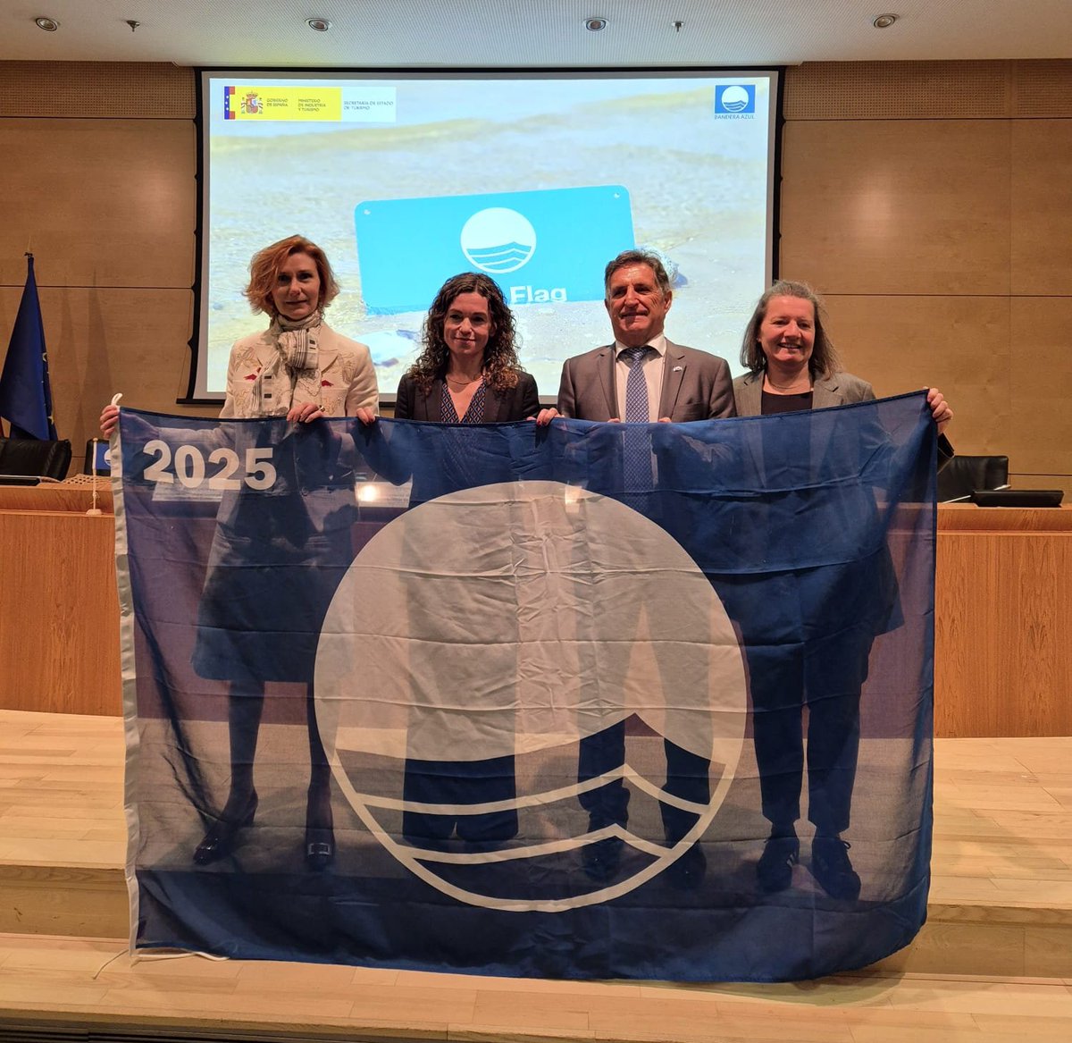 Técnicos, trabajadores municipales, gestores de puertos, tripulaciones, socorristas, educadores, voluntariado y administraciones, gracias por vuestro trabajo diario 👏🏼

Los resultados de hoy son también los resultados de vuestra dedicación.

#BanderaAzul2025 #TurismoSostenible