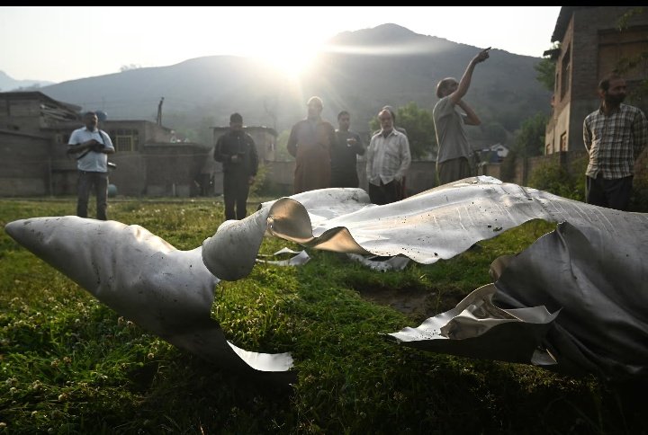 Zahrakhanpak911's tweet photo. Urte patang sa tha woooo!! 😂😂
#RafaleDown #RafaleCrash #5IAF
#IndiaPakistanWar
#PakistanStrikesBack
#PakistanArmy
#operationsindoorflop
#PAFReadyToRespond #PAF_AlwaysReady #DGISPR #PakistanismyRedLine #pakistanzindabaad #OperationSuhaagRaat #سندور_بن_گیا_تندور #Fantastic https://t.co/TjFfj9jdeK