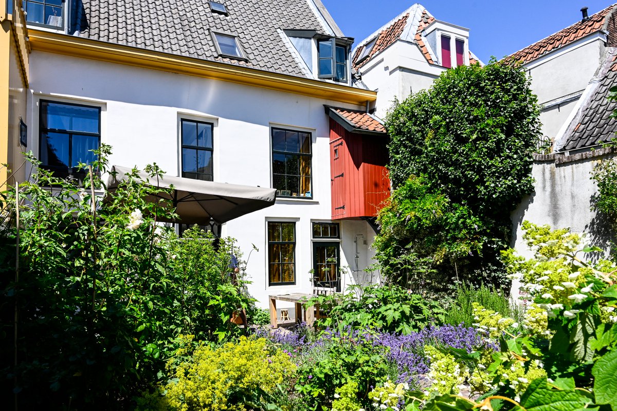 Deze mooie tuin achter de Herenstraat 17 is terug van weggeweest!  Bij de aanleg van de tuin werd een middeleeuwse zinkput ontdekt en weer zichtbaar gemaakt. Ook was er aandacht voor bestaande beplanting en hoogteverschillen. 
Benieuwd naar meer? Kijk op opentuinendagutrecht.nl/tuin/herenstra…