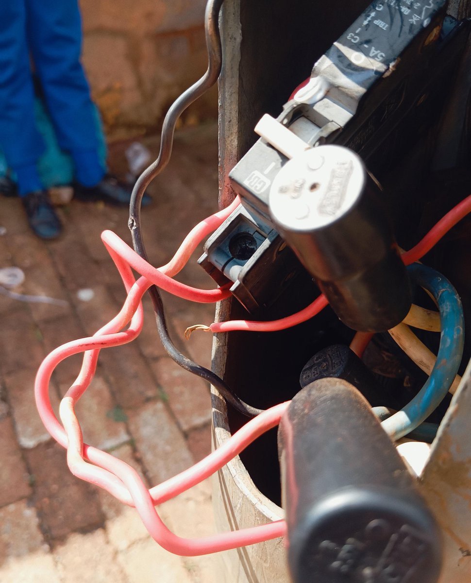 kmusicophile's tweet photo. @CityPowerJhb Even today lights are not fixed and there's a street pole with exposed cables just near the primary school https://t.co/IW5GBBKy9f