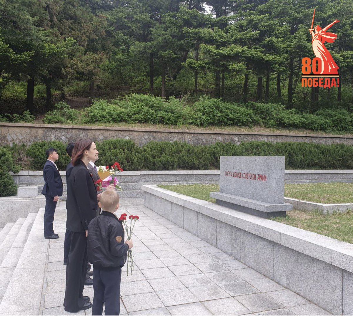 🎖День 9 мая всегда по-особенному отмечается россиянами, находящимися вдали от Родины. В преддверии Дня Победы дипломаты Посольства России в КНДР по традиции посетили мемориалы и братские могилы в городах Нампхо, Хэджу, Тонним, Синыйджу, Ыйджу, Вонсан, Хамхын.
#Победа80